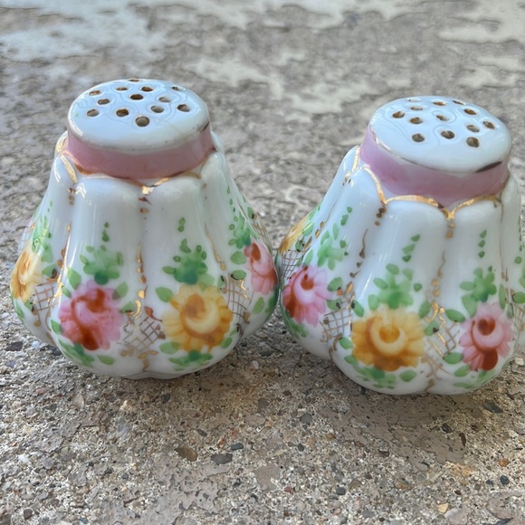 unknown Other - Excellent condition vintage salt and pepper shakers